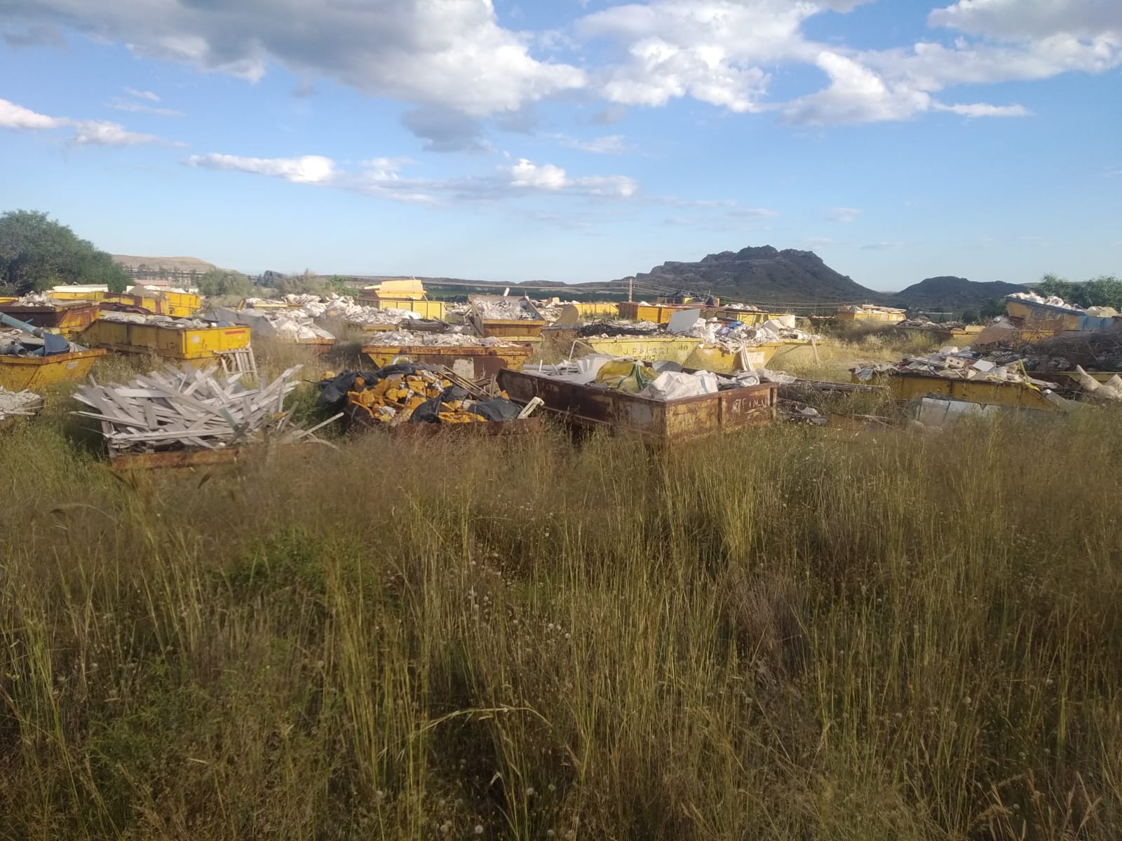 Contenedores en la antigua escombrera de Fontcalent