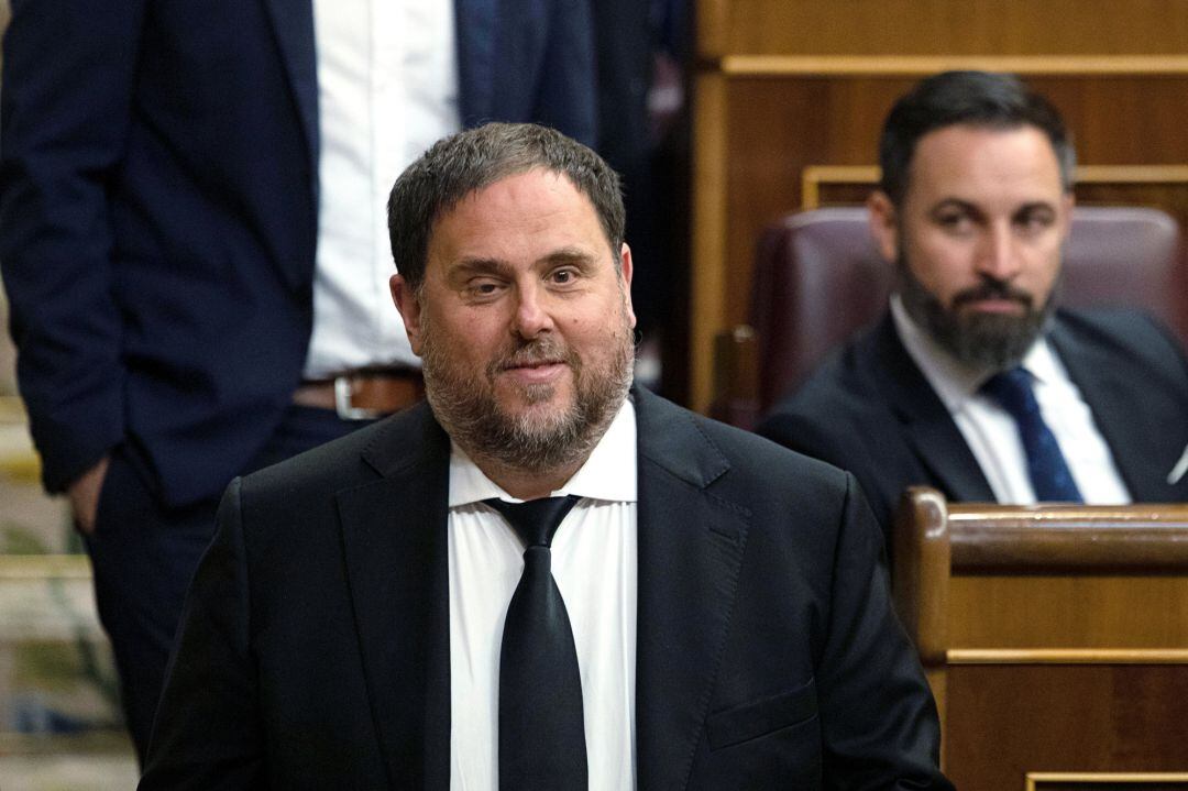 Oriol Junqueras en el Congreso pasando por delante de Santiago Abascal