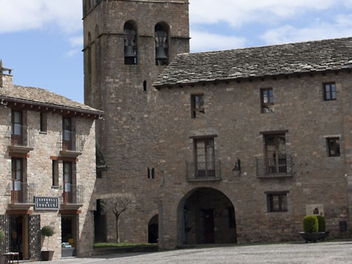 Obispado y Ayuntamiento de Aínsa retoman las visitas turísticas a la Colegiata