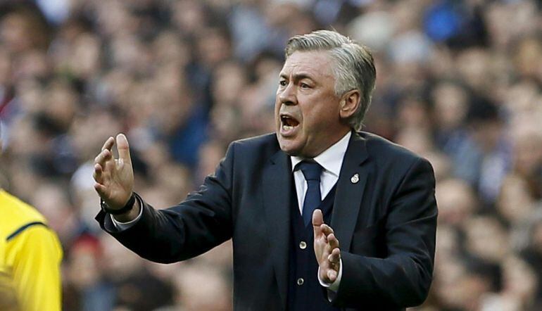 GRA163. MADRID, 10/01/2015.- El entrenador del Real Madrid, el italiano Carlo Ancelotti, da instrucciones a sus jugadores durante el partido de su equipo ante el Espanyol de la decimoctava jornada de liga en Primera División que se disputa esta tarde en e