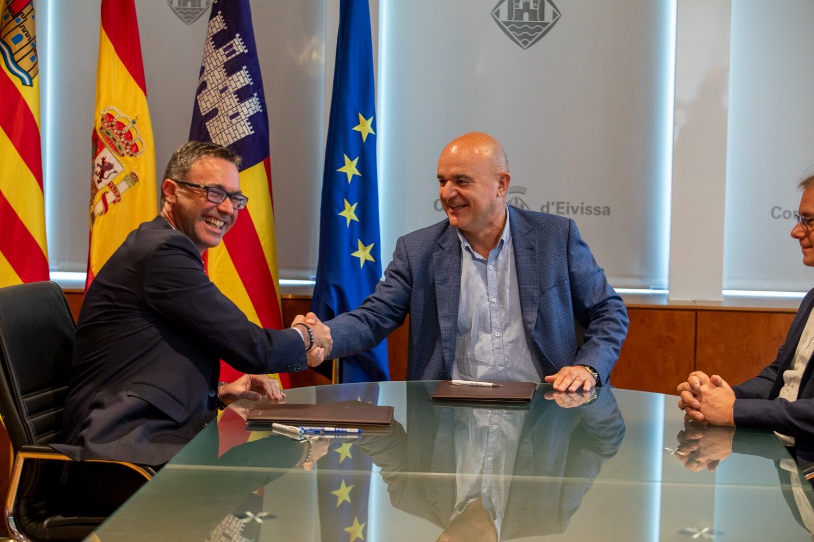 El presidente Vicent Marí y el vicepresidente Toni Costa tras firmar los convenios(CAIB)