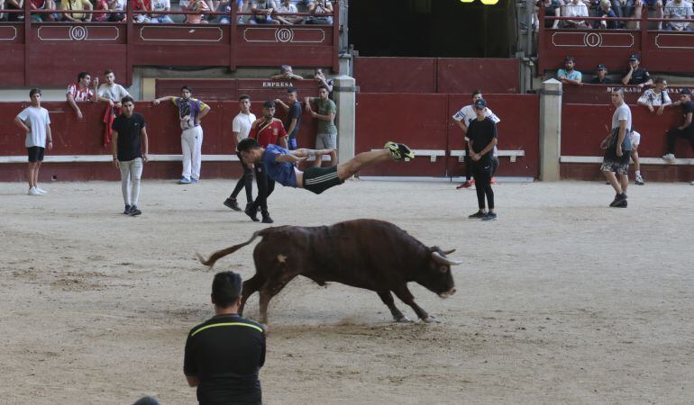 Un mozo hace 'el ángel' sobre un astado en la plaza de toros