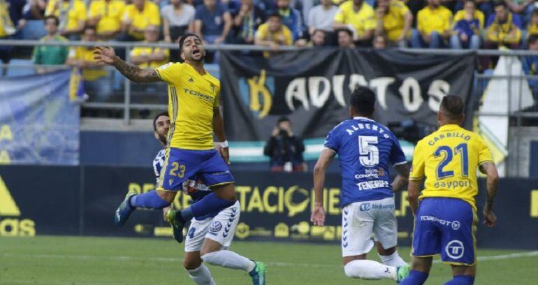 Jona busca un balón ante el Tenerife