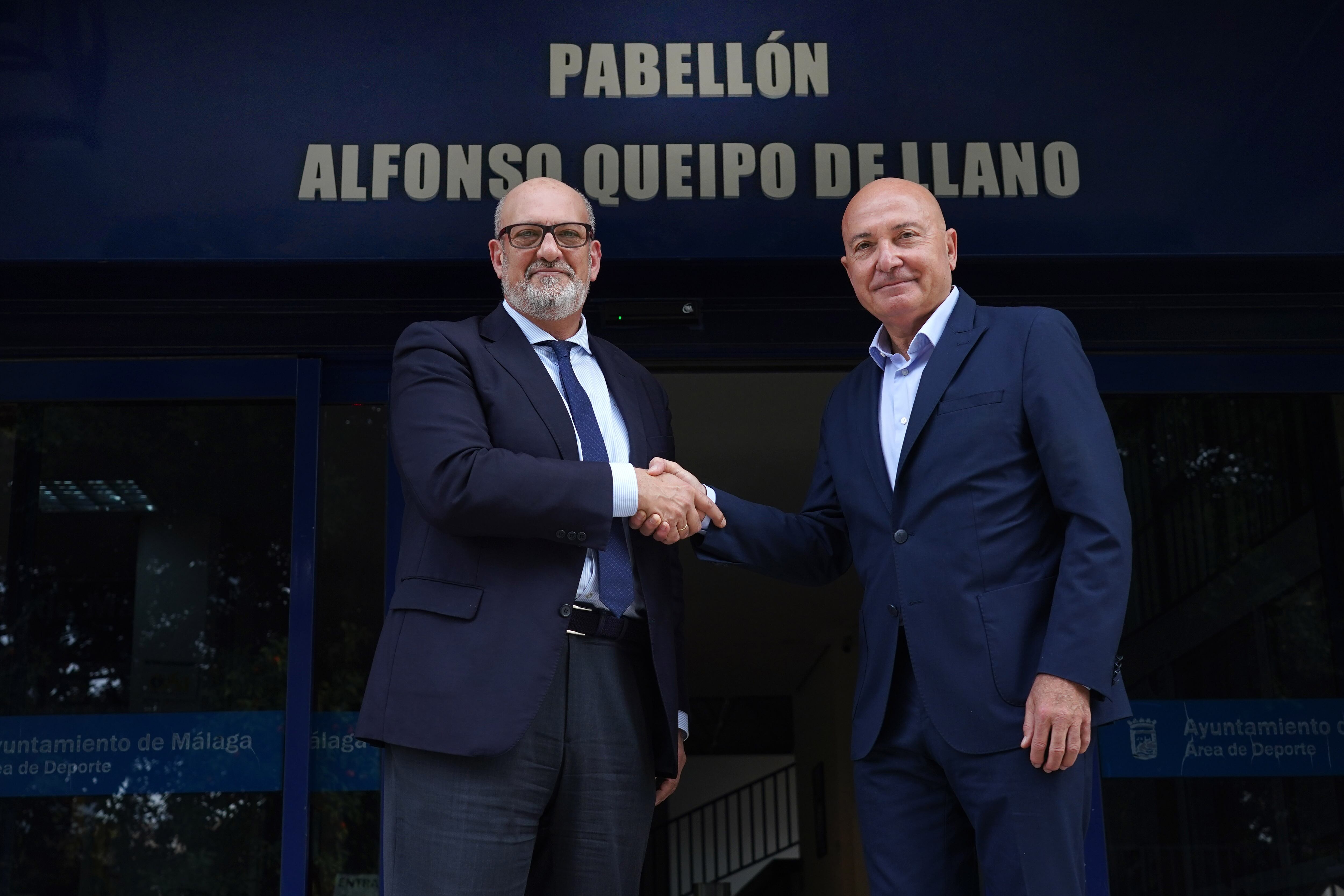 El presidente del Unicaja Antonio Jesús López Nieto y del Trops Málaga Alberto Camas, en las puertas del pabellón Alfonso Queipo de Llano
