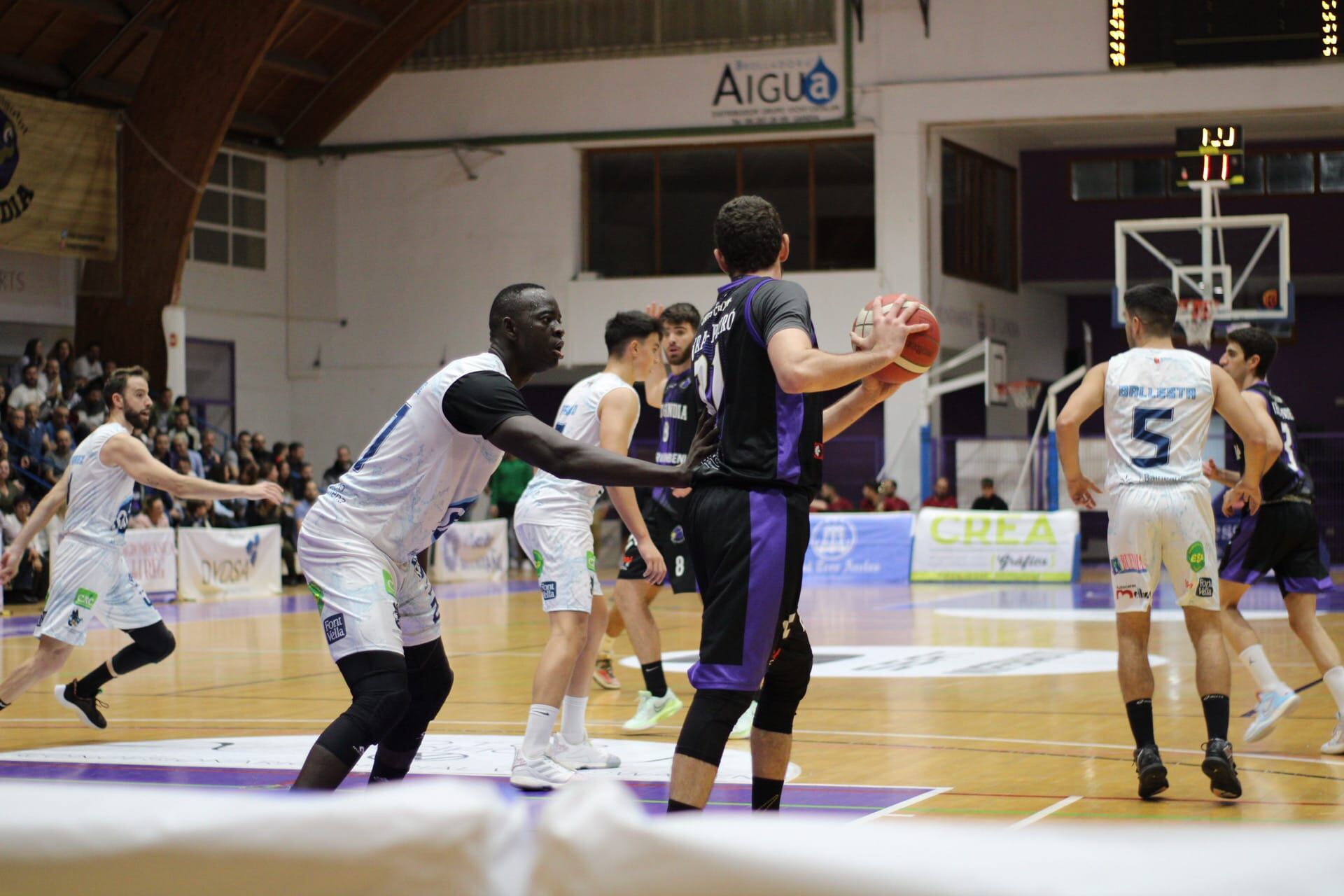 Papa Mbaye en el partido contra el UpB Gandia