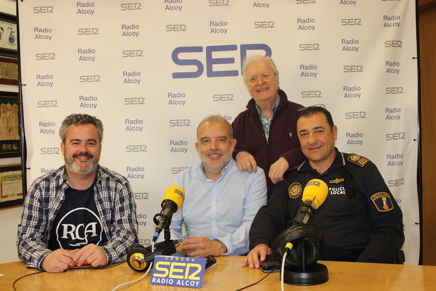 Raül Llopis, Jordi Martínez y Carlos Martín, junto a Paco Aznar, en el estudio central de Radio Alcoy