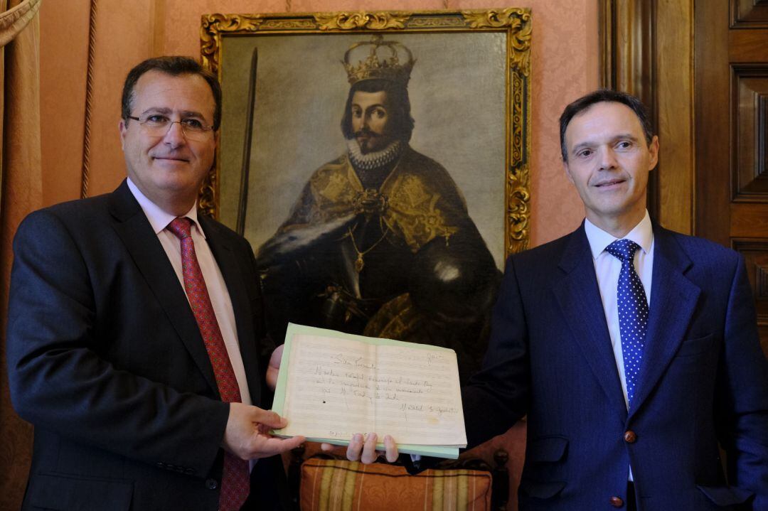 El director de la Banda Municipal de Sevilla, Francisco Javier Gutiérrez Juan -a la derecha de la fotografía-, muestra las partituras descubiertas, junto al delegado municipal de Fiestas Mayores, Juan Carlos Cabrera