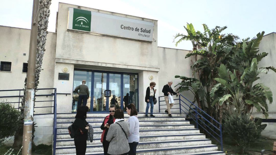 El centro de salud de Almuñécar permanece cerrado ante la mirada preocupante de sus vecinos 