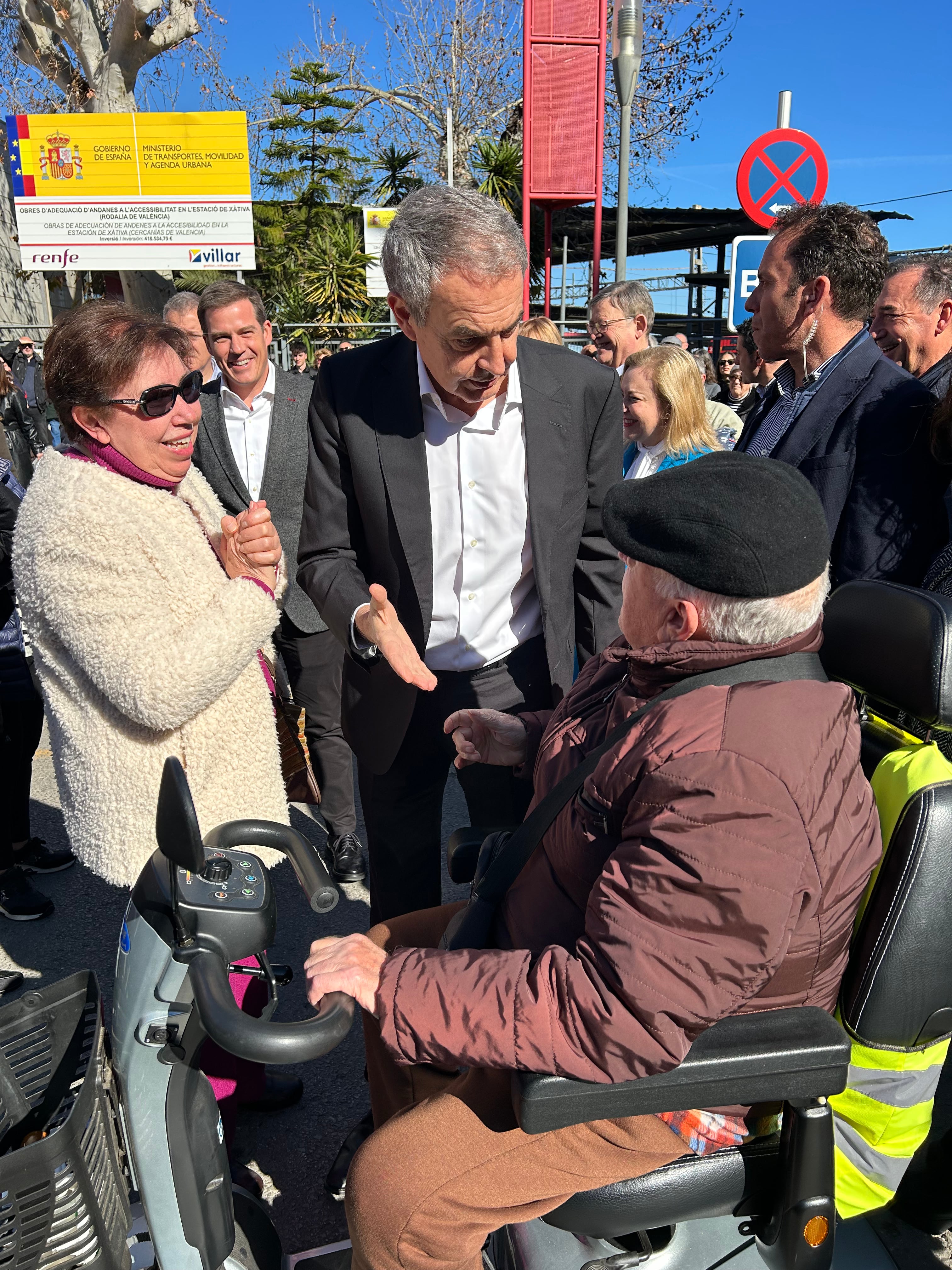 José Luis Rodríguez Zapatero conversa con un vecino en Xàtiva. Fuente: Radio Xàtiva Cadena SER