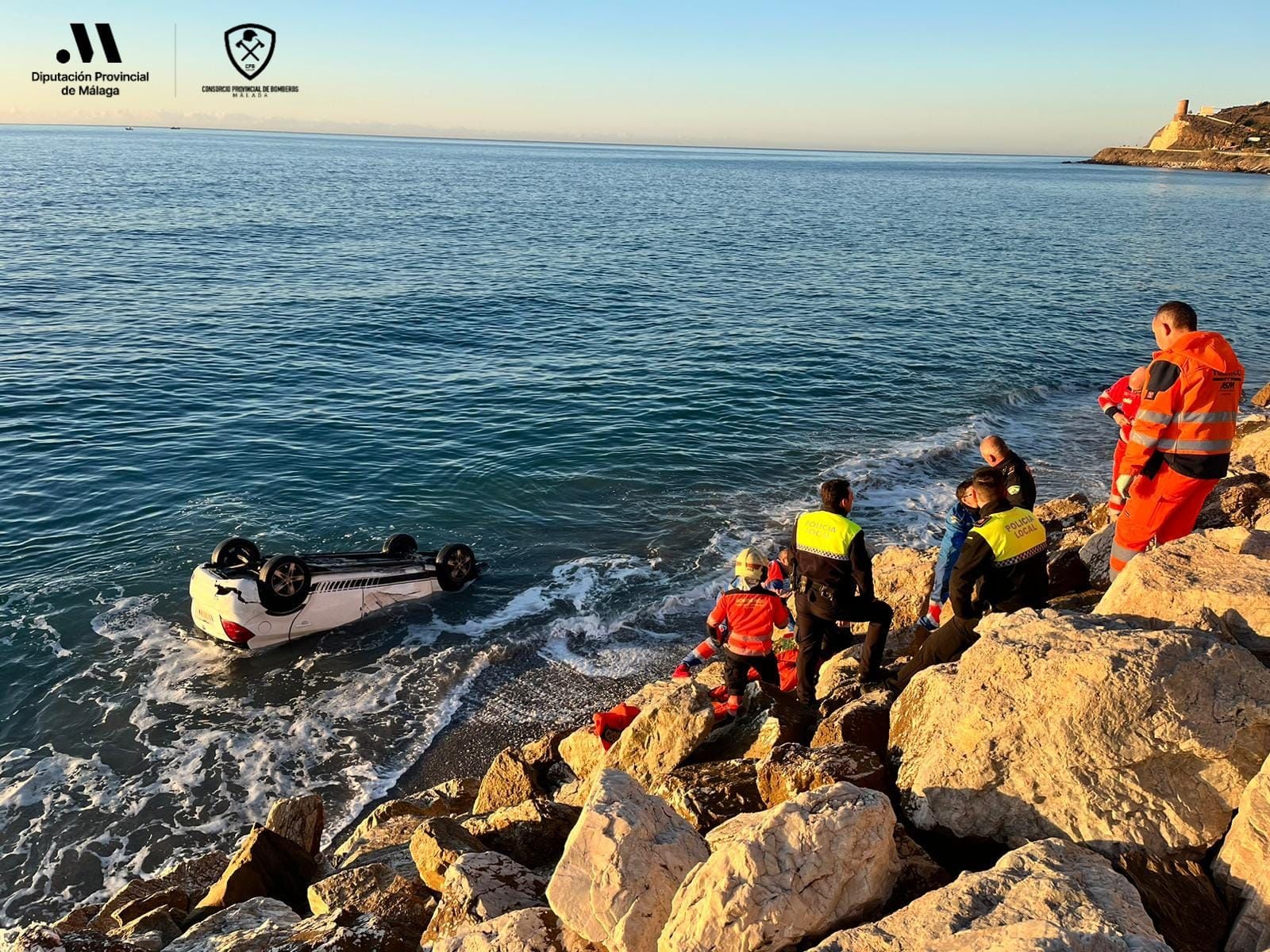 El coche en el mar tras sufrir el accidente en Torrox (Málaga)