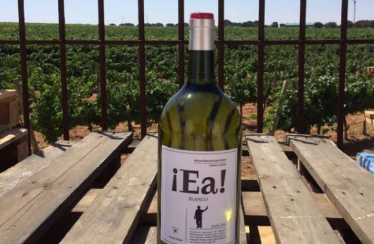 Botella de vino blanco airén '¡Ea!'.
