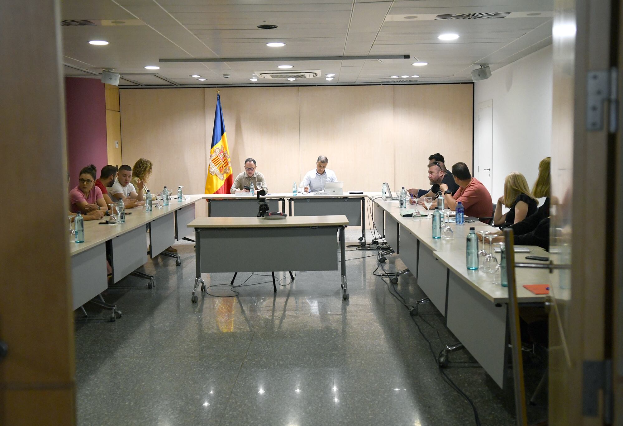 Un moment de la reunió entre representants del Govern i dels sindicats, aquest dijous a la tarda.