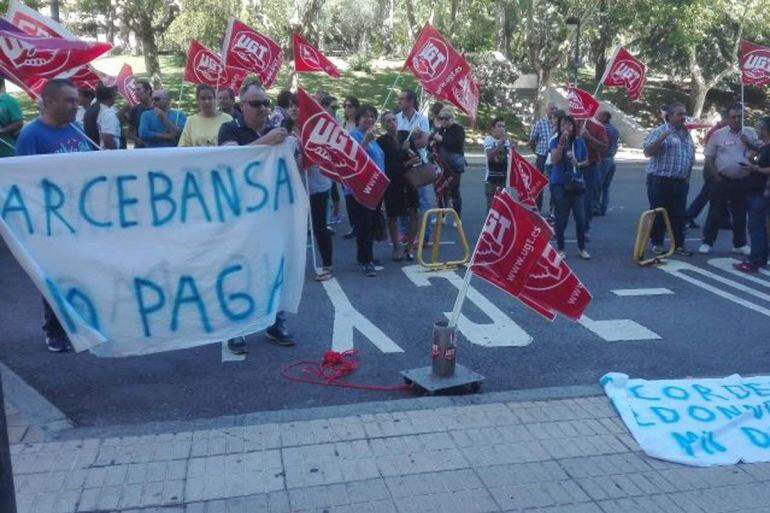 Concentración de los trabajadores de Arcebansa frente a la Delegación de la Junta de Castilla y León en Zamora en septiembre de 2017