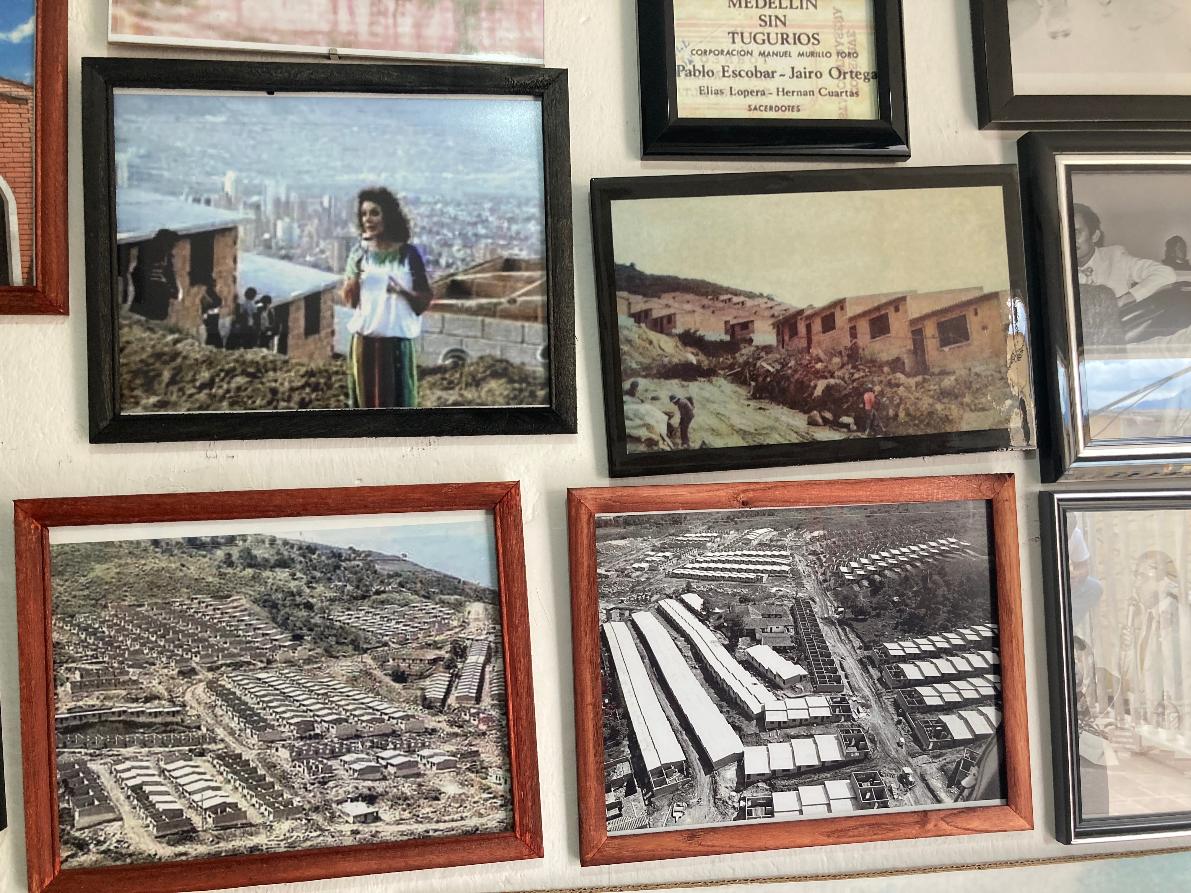 Fotos que recuerdan los orígenes del barrio Pablo Escobar en el museo dedicado a su figura