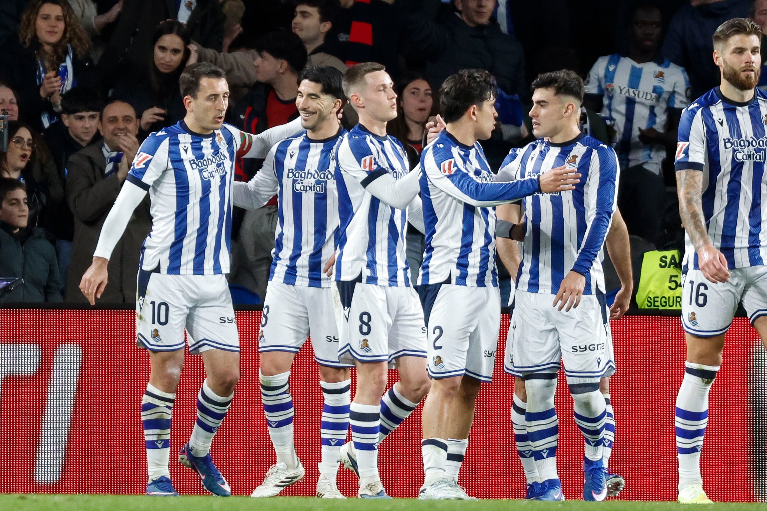 SAN SEBASTIÁN, 15/03/2026.- El delantero de la Real Sociedad, Mikel Oyarzabal (i), celebra el primer gol del equipo donostiarra durante el encuentro correspondiente a la jornada 28 de Laliga EA Sports que disputan este domingo Real Sociedad y Osasuna en el estadio de Anoeta, en San Sebastián. EFE / Juan Herrero.