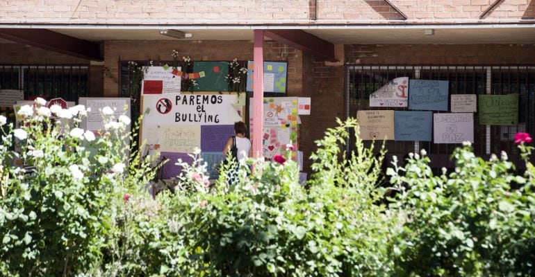 GRA090. MADRID, 27/05/2015.- Una mujer observa varios carteles colgados en el IES Ciudad de Jaén, donde estudiaba la niña de 16 años con una discapacidad que se suicidó tras un caso de acoso escolar, que permanece con decenas de mensajes en &quot;recuerdo&quot; de 