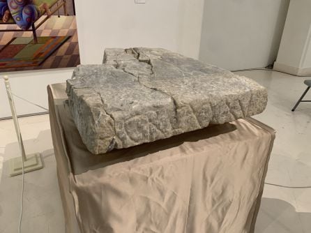 La pieza de mármol de Carrara hallada en el Teatro Romano de Cádiz