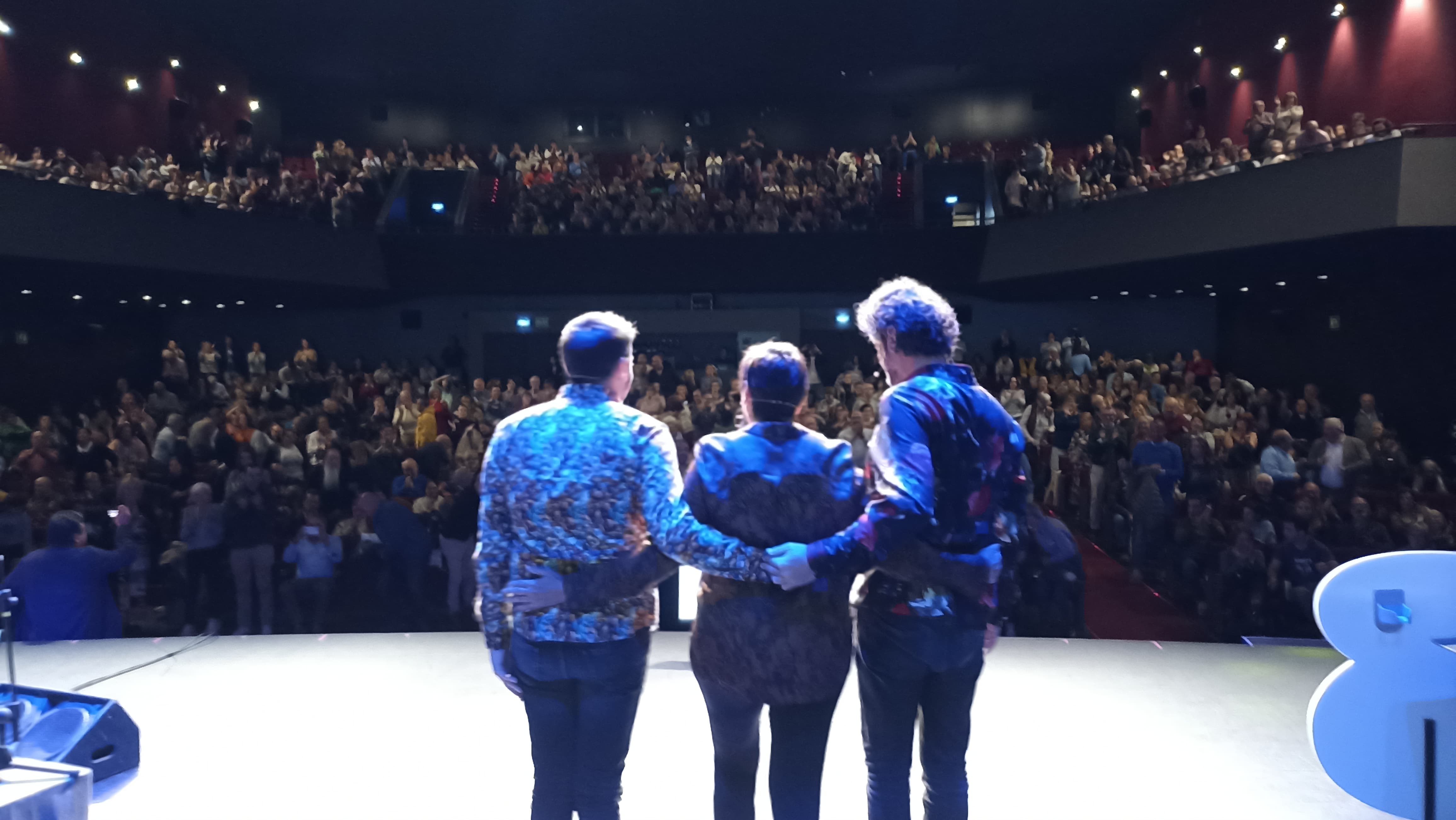 Concostrina y Fetén Fetén saludando al público después de la gala en el Concha Espina.