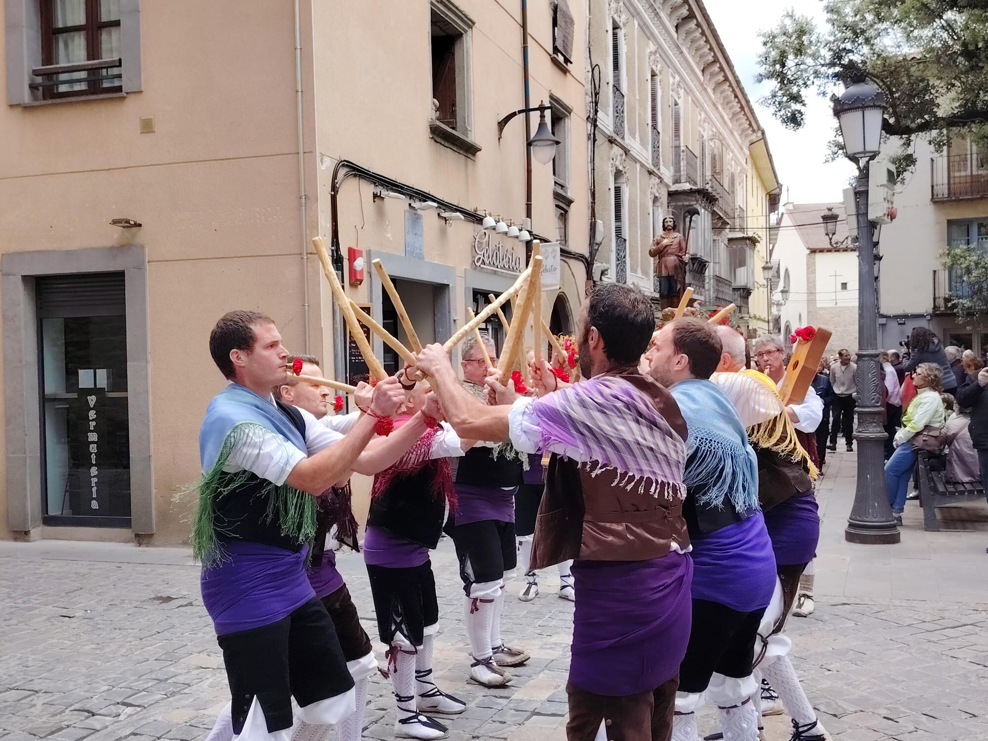 Danzantes de Santa Orosia en la procesión de San Isidro
