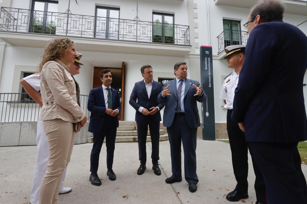 Representantes de las diferentes administraciones ante el edificio de Batallones (foto: Concello Ferrol)