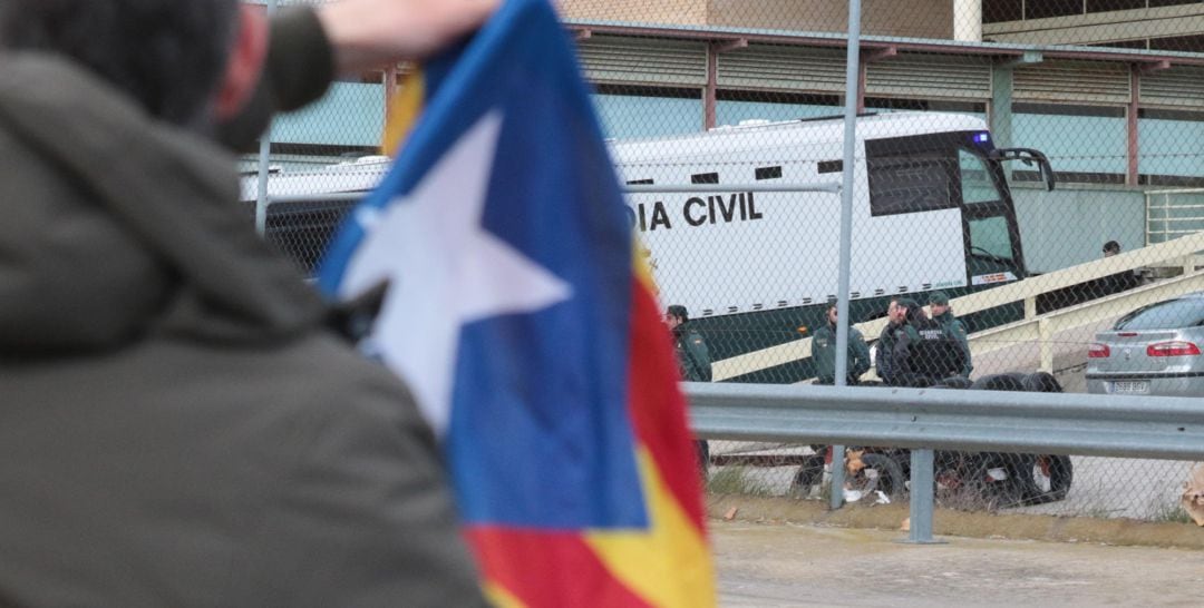 Els presos arriben a Soto del Real on una persona amb una estelada ha fet crits demanat el seu alliberament