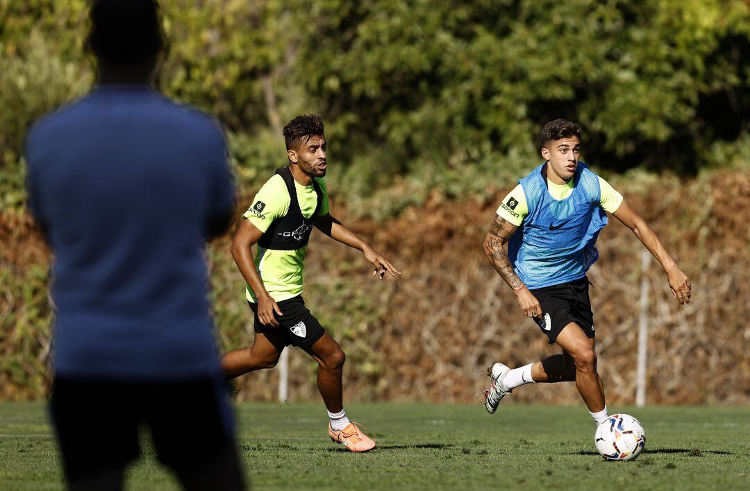 Benkhemassa corre tras el canterano Hoyos en el entrenamiento de la mañana del viernes
