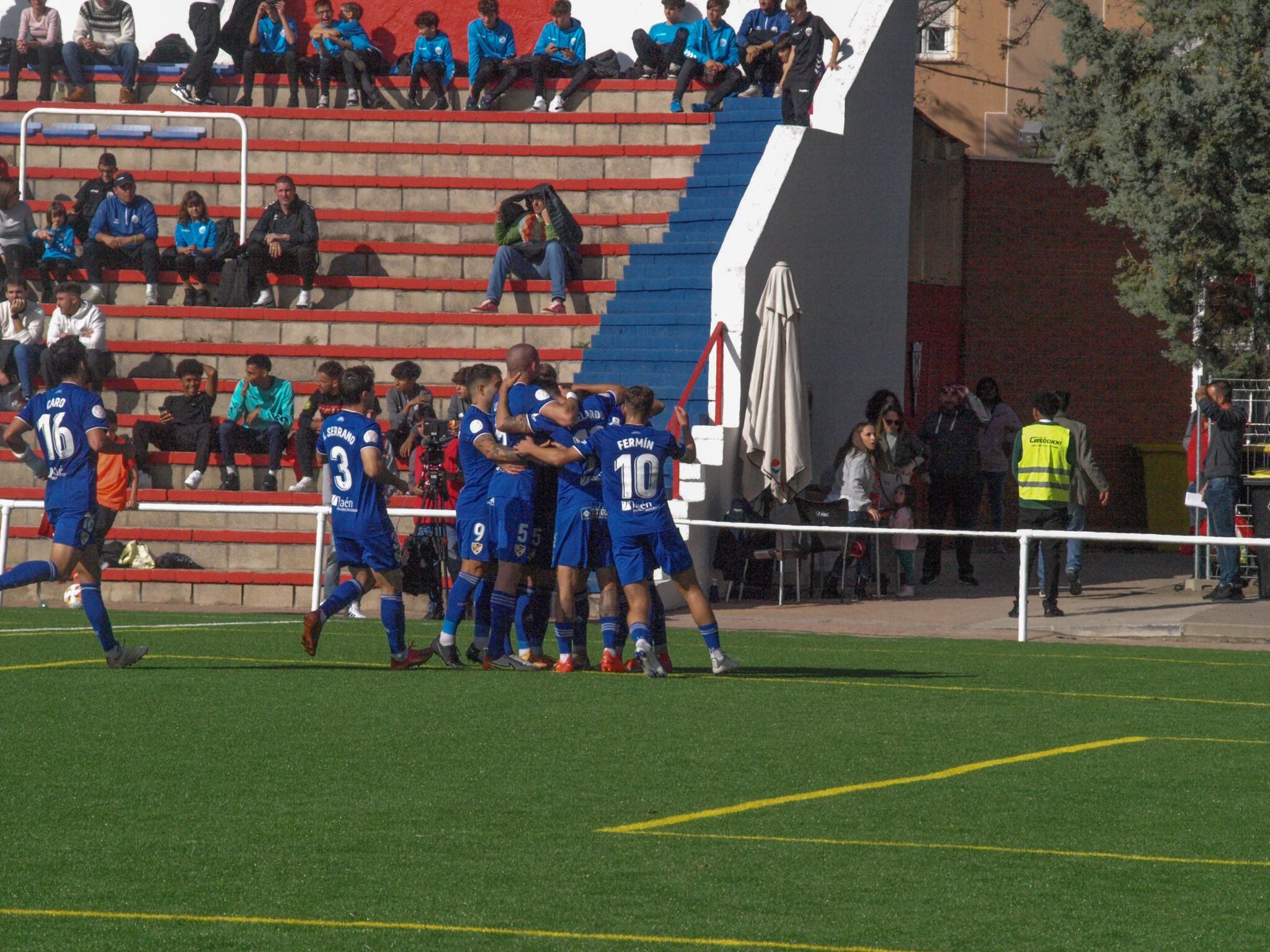 El Linares Deportivo celebra un gol frente al Unión Adarve, en Copa del Rey.