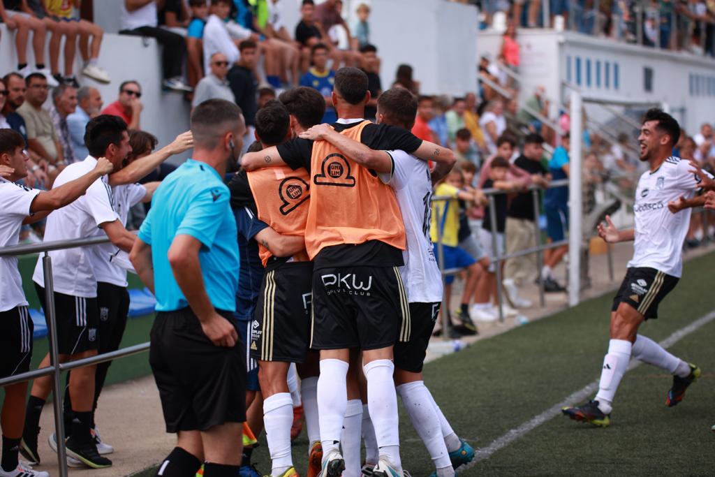 Juadores del Xerez abrazan a Adri tras lograr el gol