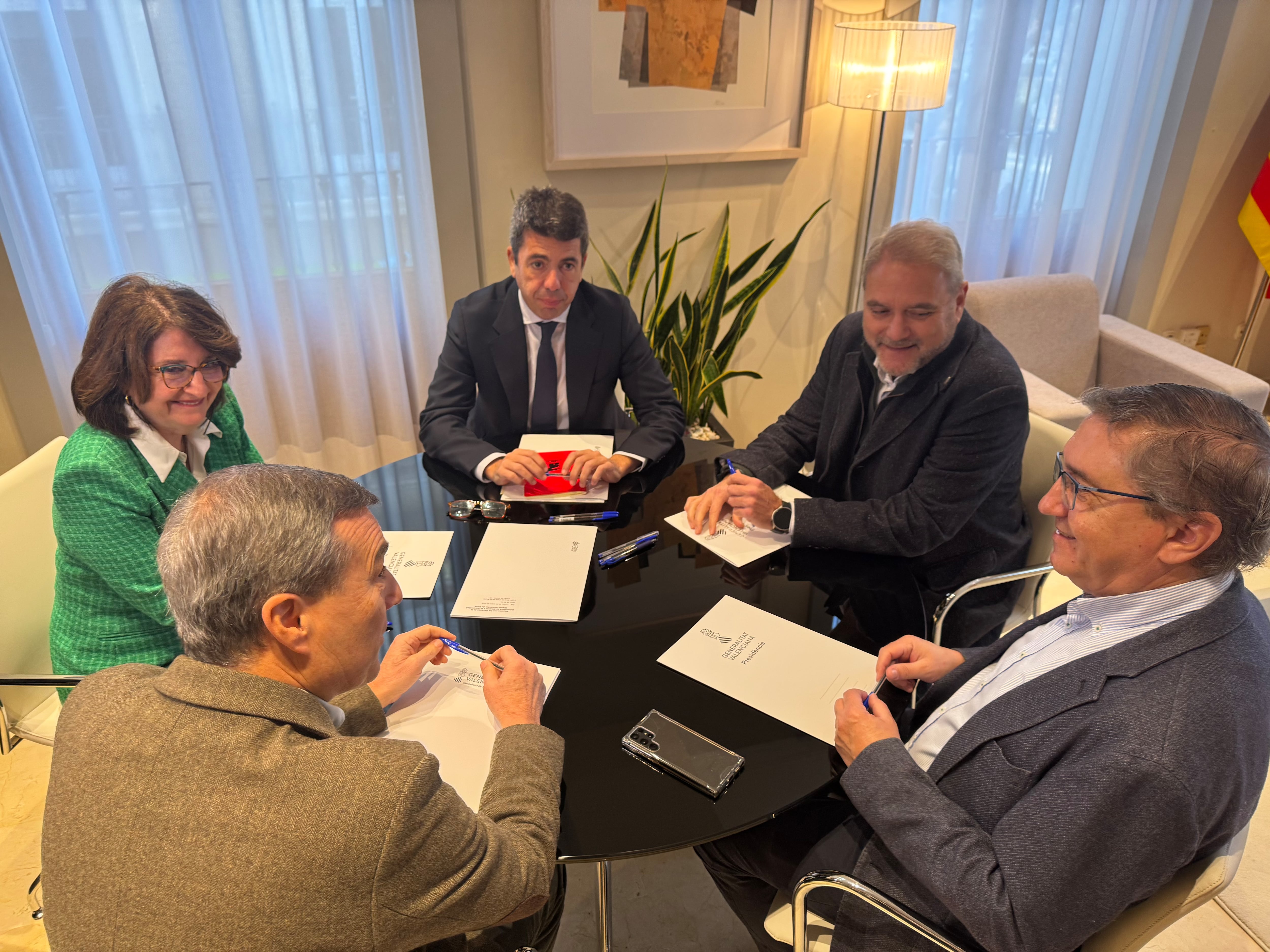 Imagen de archivo de la reunión del presidente de la Generalitat Valenciana, Carlos Mazón, los conselleres de Sanidad, Marciano Gómez y de Universidades, José Antonio Rovira, con el rector de la Universidad Miguel Hernández, Juan José Ruiz, y la rectora de la UA, Amparo Navarro, para acordar el fin del conflicto entre ambas universidades