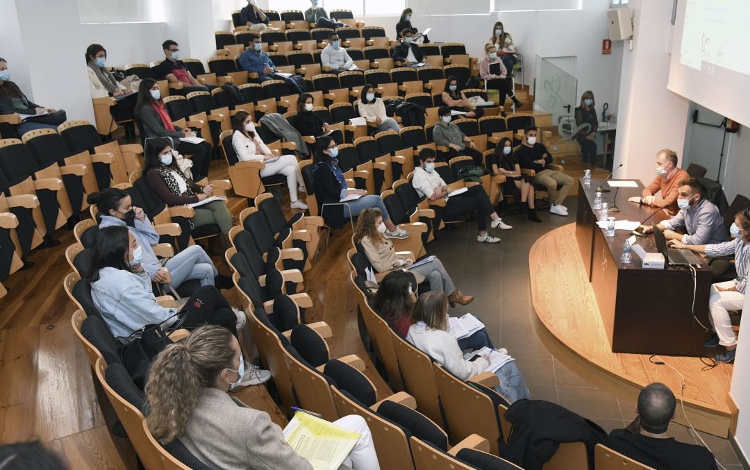 El Colegio Oficial de Médicos de Burgos ha dado la bienvenida a los 40 titulados MIR que llevarán a cabo su formación en Medicina de Familia en Aranda, Miranda y Burgos