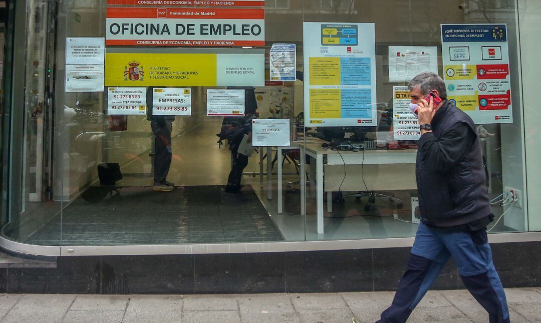 Una persona pasa por delante de una Oficina de Empleo ubicada en la capital