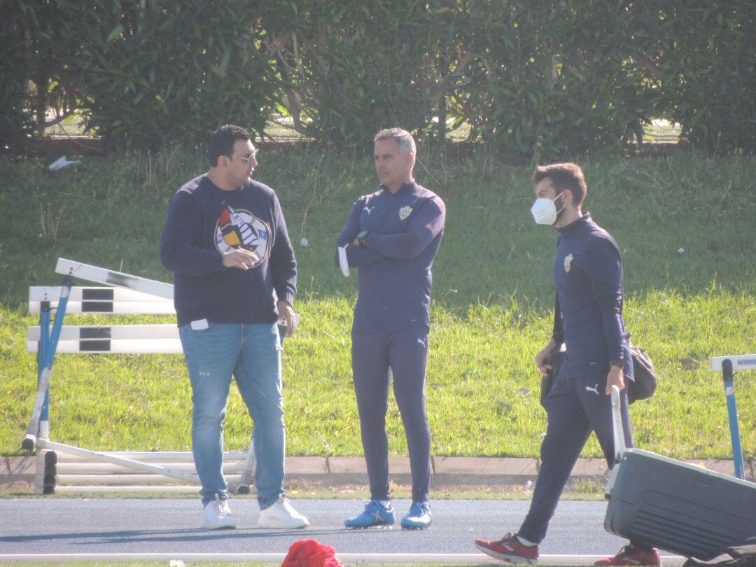 Mohamed Adel hablando hoy con José Gomes. 