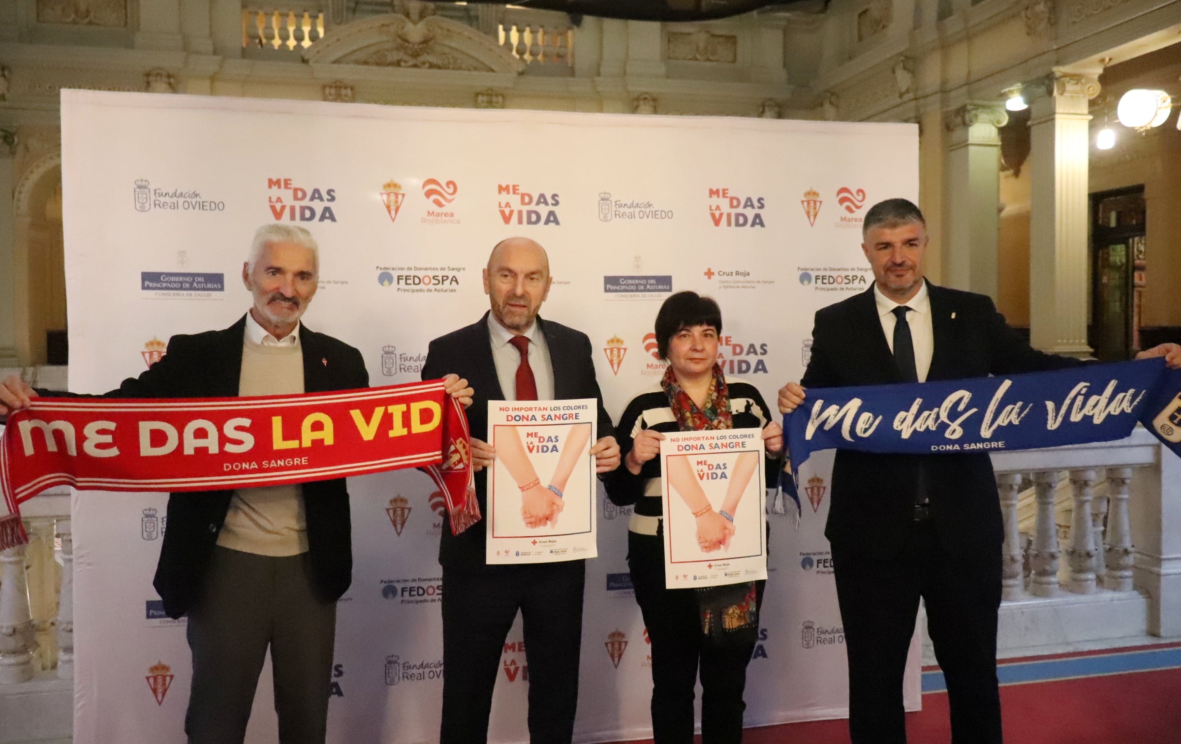 Los representantes de las fundaciones del Sporting y del Oviedo, posan con las bufandas de la campaña arropando al Presidente de la Junta General, Juan Cofiño, y a la Directora del Centro Comunitario de Sangre y Tejidos de Asturias, María Teresa Díaz