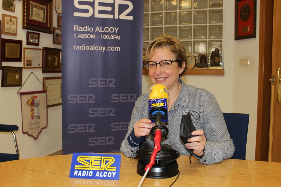L'emprenedora Paqui Javaloyes en l'estudi central de Radio Alcoy