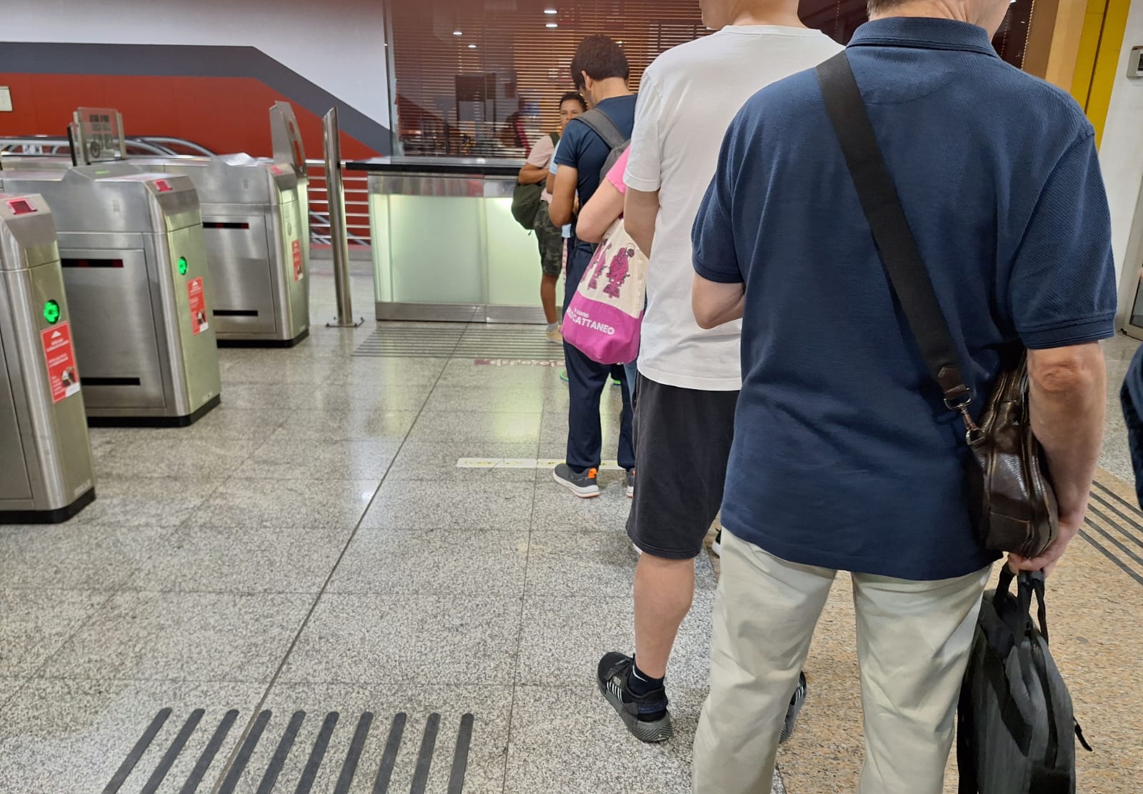 Las colas se han formando antes de la apertura de ventanillas