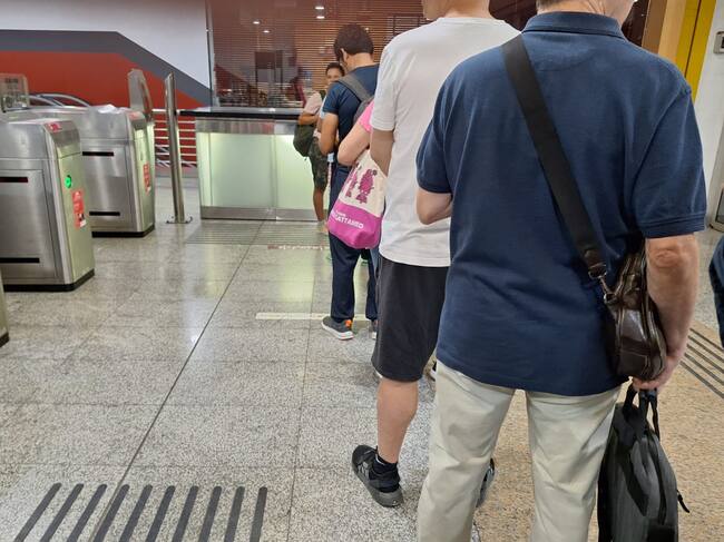 Las colas se han formando antes de la apertura de ventanillas