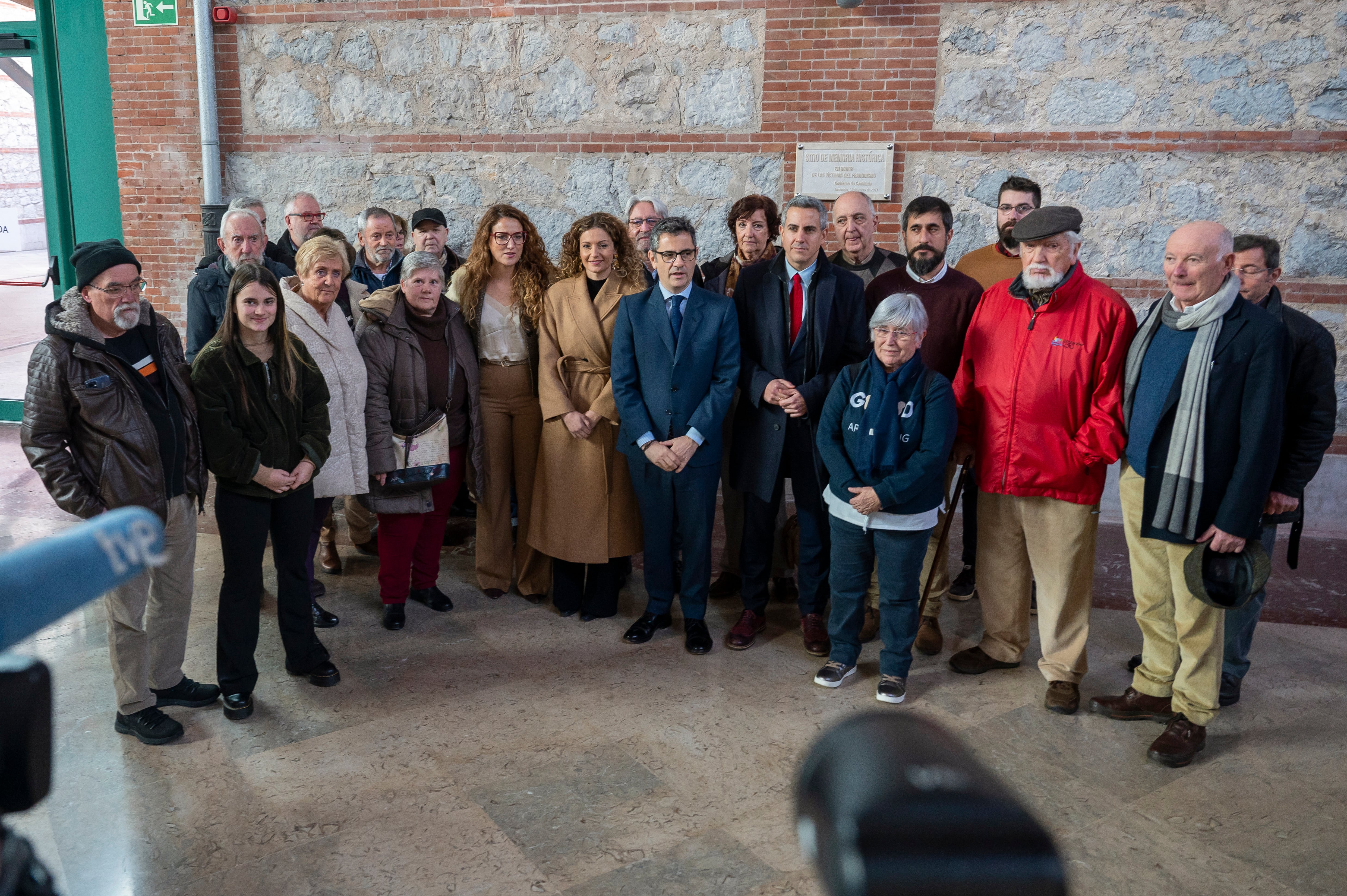 El ministro de Presidencia, Relaciones con las Cortes y Memoria Democrática, Félix Bolaños, junto al vicepresidente cántabro, Pablo Zuloaga y la directora general de Patrimonio Cultural y Memoria Histórica, Zoraia Hijosa, posan junto a memoralistas antes de la reunión que han mantenido este lunes en Santander.