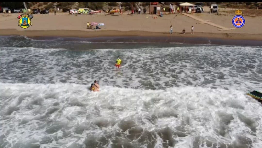 Rescatados cuatro bañistas en la playa lorquina de Puntas de Calnegre