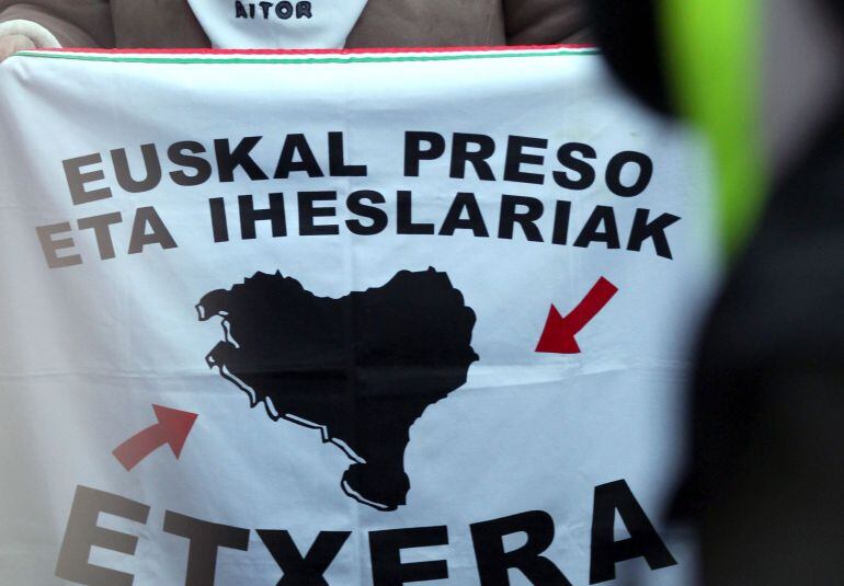 Bandera de apoyo a presos de ETA en una manifestación.