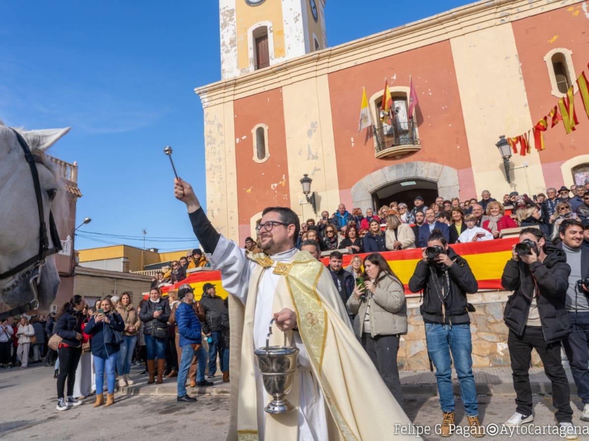 Día grande en el barrio de San Antón de Cartagena con la tradicional bendición de los animales