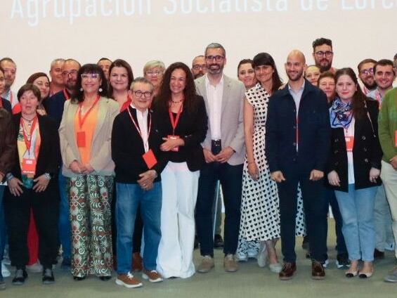 Isabel Casalduero, en el centro y junto a Francisco Lucas, posa con miembros de la nueva ejecutiva local del PSOE lorquino