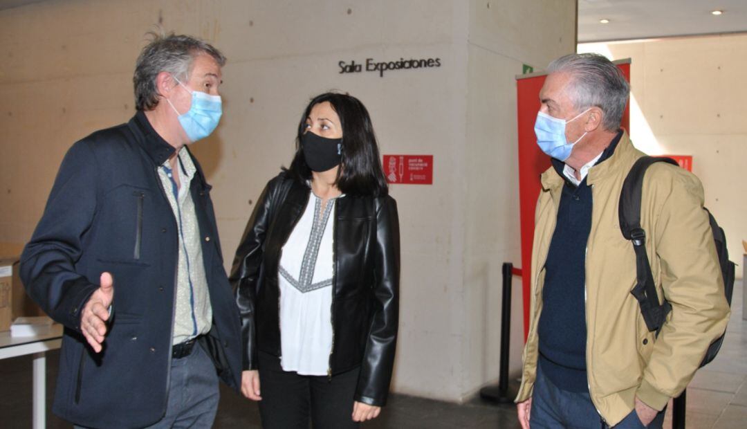 Ricardo Tosca con la delegada de la Generalitat en Castellón, Eva Redondo, y el director territorial de Sanitat, Edelmiro Sebastián.