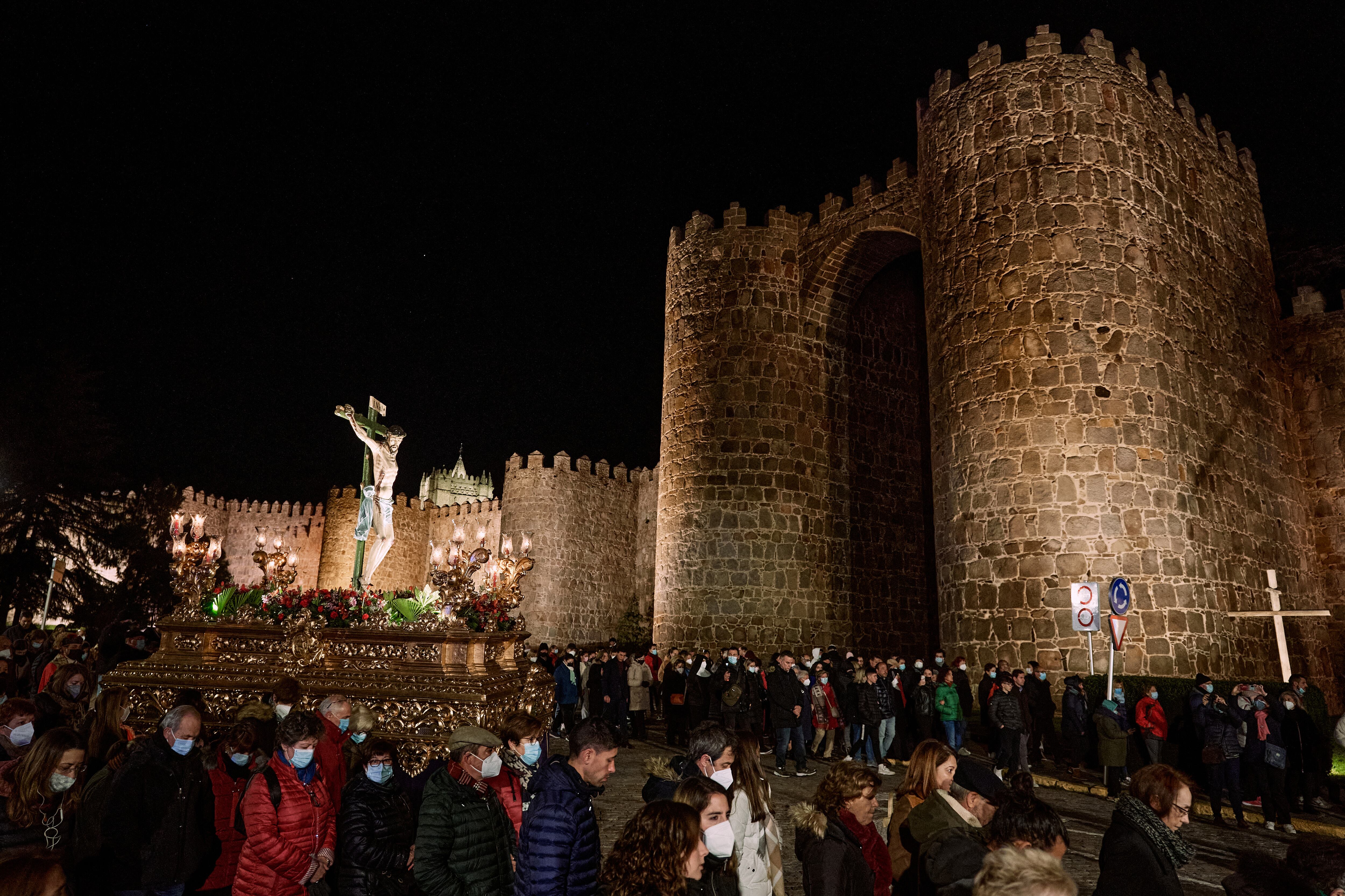 Fieles acompañan la figura del santísimo Cristo de los Ajusticiados, del siglo XVI, durante celebración del Vía Crucis penitencial en torno a la muralla de Ávila, en la madrugada de este Viernes Santo.