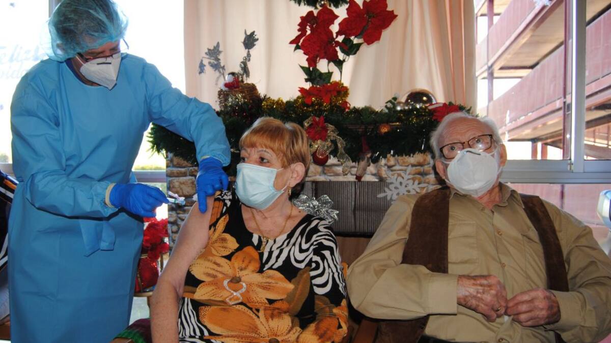 Encarnación, la primera linarense que recibe la vacuna contra el Covid -19