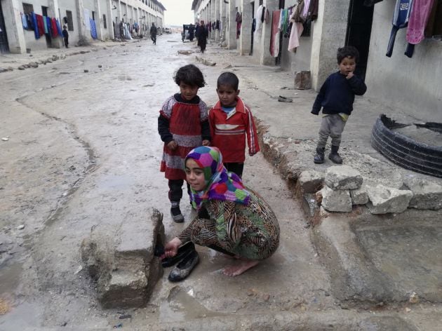 iles de personas que huyeron de los antiguos barrios en poder de los rebeldes en la ciudad siria de Alepo (norte) permanecen en Yebrín, un pueblo al este, que ha transformado en refugios improvisados para los desplazados