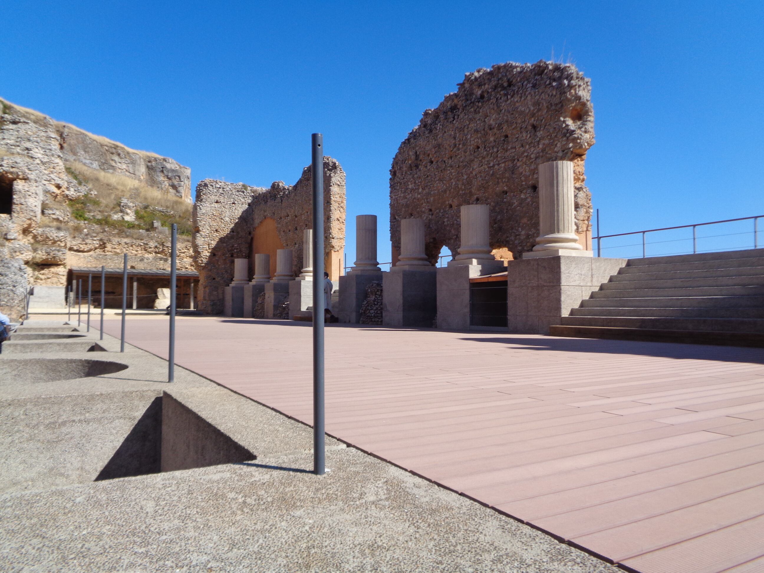 Vista parcial del teatro romano de Clunia