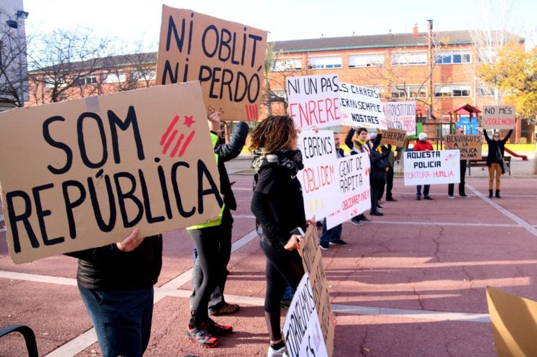 Diverses persones exhibint cartells reivindicatius davant els jutjats d&#039;Amposta coincidint amb les declaracions de guàrdies civils investigats per les càrregues de l&#039;1-O a la Ràpita. 