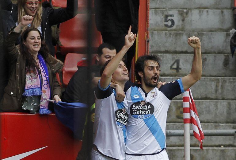 El jugador del Deportivo de la Coruña, Pedro Mosquera, celebra su gol marcado ante el Sporting de Gijón.