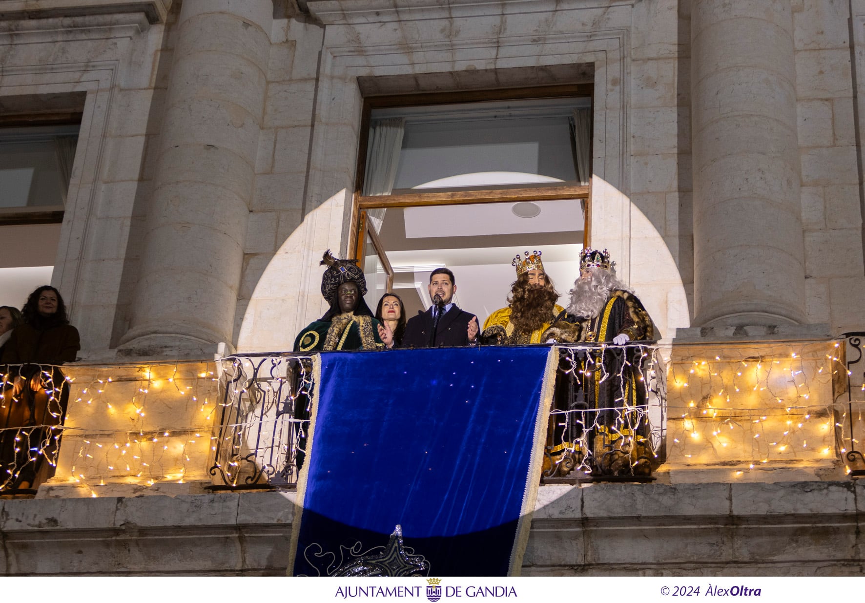 Los Reyes Magos saludan a los niños desde el balcón del Ayuntamiento.