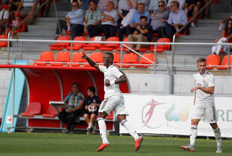 El brasileño del Castilla Vinicius Jr (i) celebra su segundo gol marcado ante el Atlético de Madrid B durante el partido de la segunda división B, que disputan en el estadio Cerro del Espino, en Majadahonda.